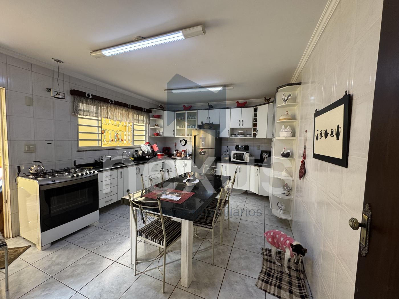 CASA, 3 qtos (3 st), 250 m².