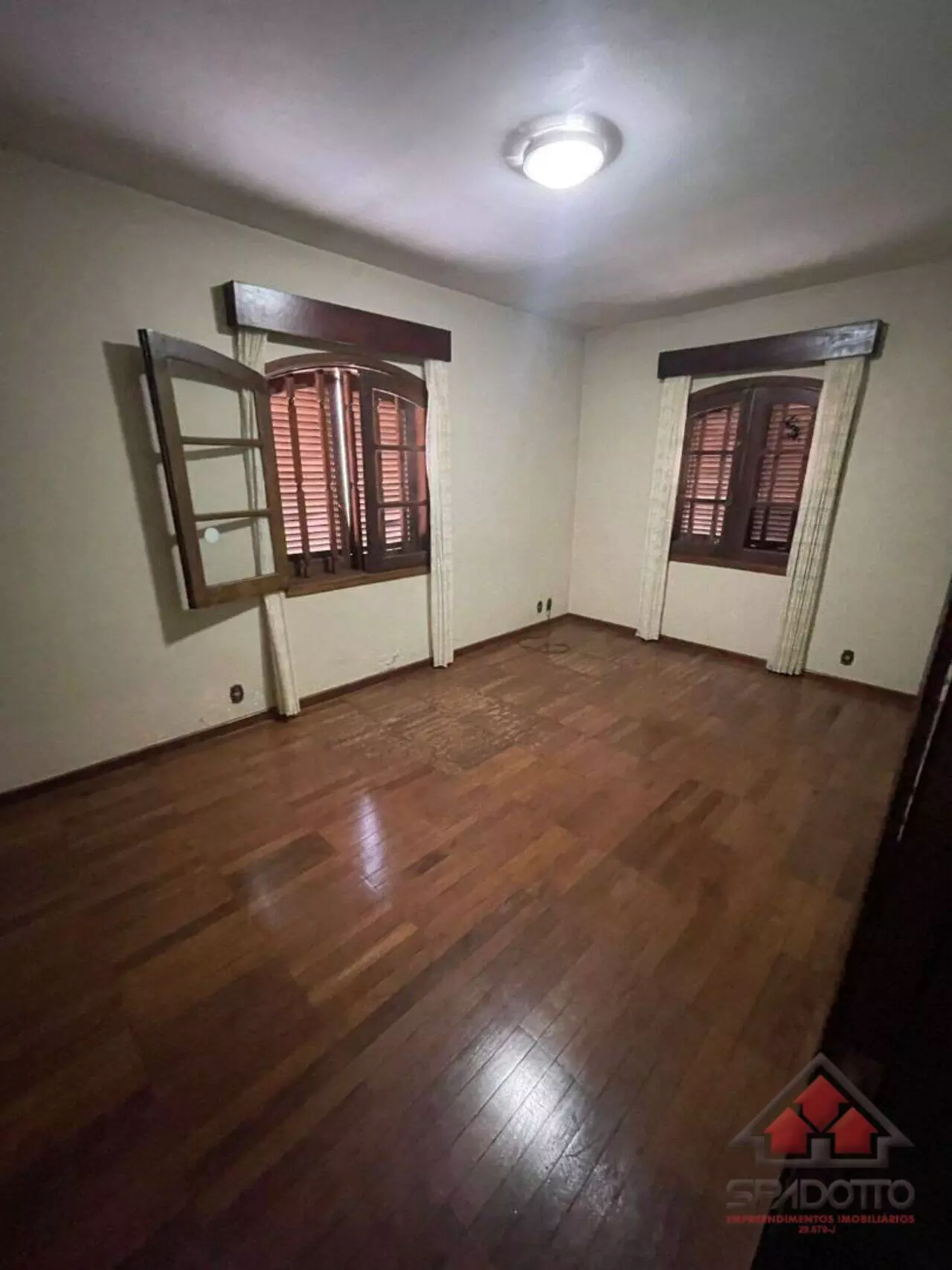 CASA, 3 qtos (1 st), 1520 m².